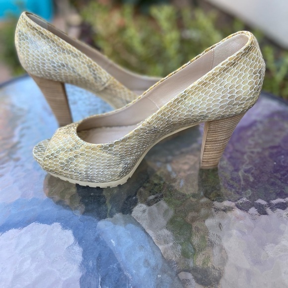 Aquatalia Rio-V Peep Toe Pumps, 7.5 - Picture 1 of 11